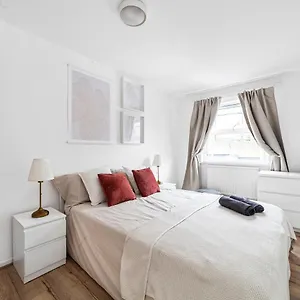 Arte - 3-bedroom Bright House London, Haggerston, Garden, Parking, 8 Min Walk To Haggerston Station, Weekly Or Monthly Stays, Serviced - 7 Guests Hébergement de vacances Londres